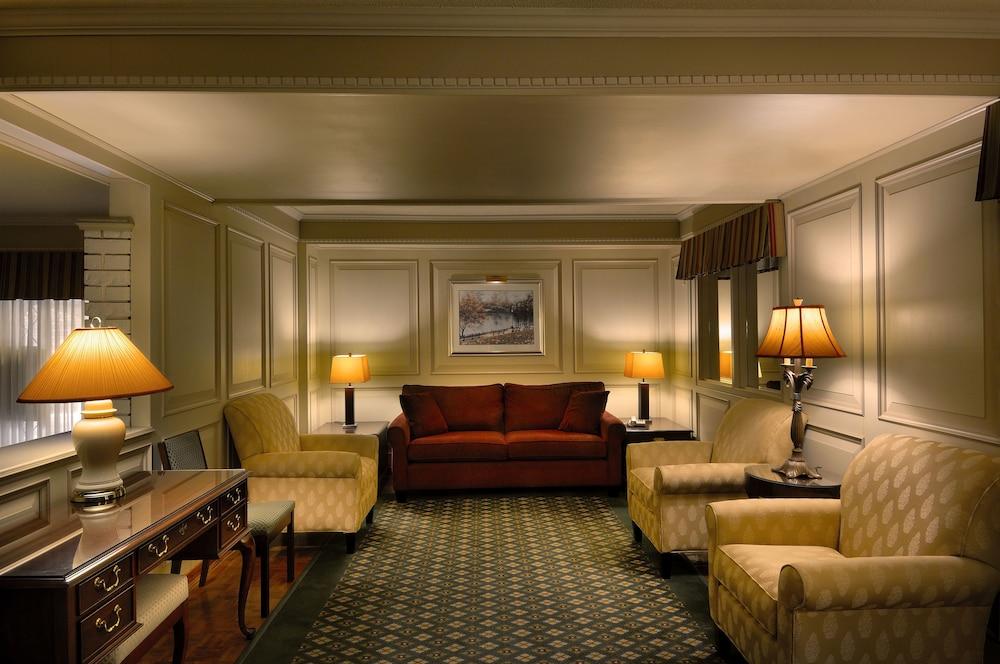 Royal Scot Hotel & Suites Вікторія Екстер'єр фото