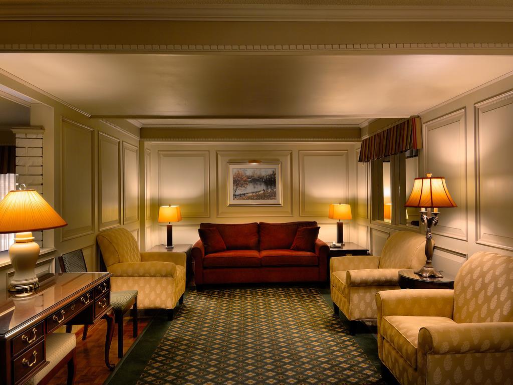Royal Scot Hotel & Suites Вікторія Екстер'єр фото