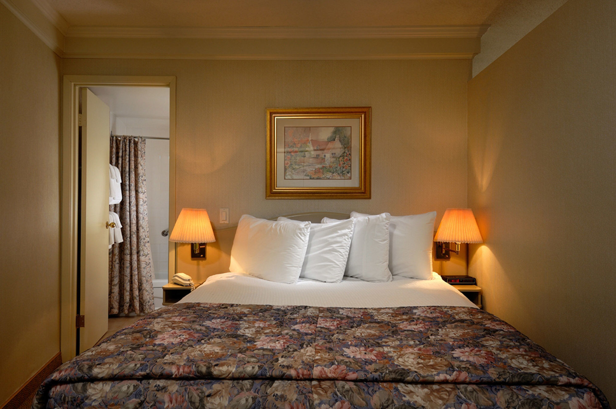 Royal Scot Hotel & Suites Вікторія Екстер'єр фото