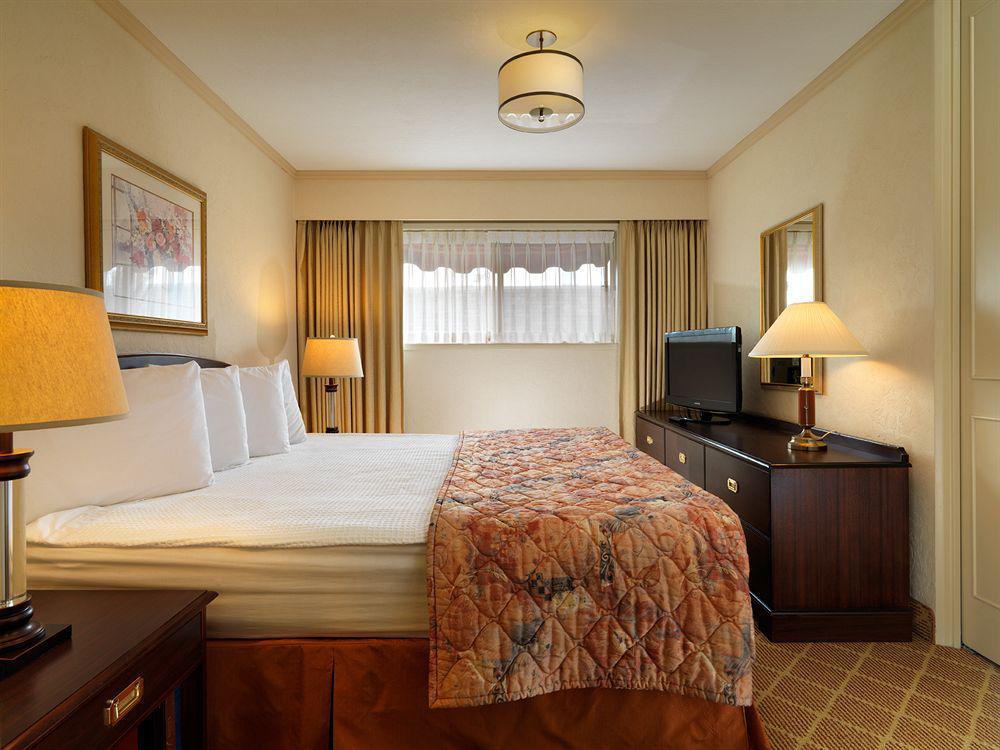 Royal Scot Hotel & Suites Вікторія Екстер'єр фото